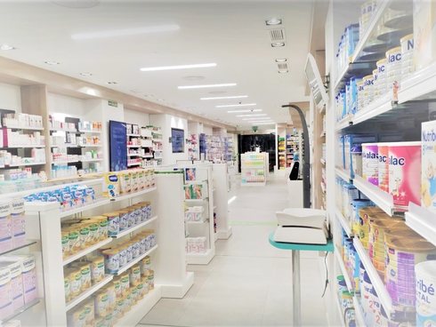 Lineal de nutrición infantil de una Farmacia Amiga, con leches de fórmula y cereales.